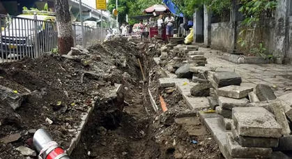 Mumbai News: Shocking Incident as Thieves Dig Up Footpath Posing as Maintenance Workers