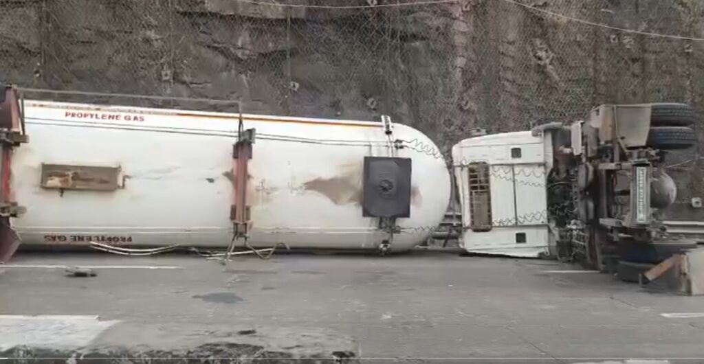 Propylene Gas Tanker Accident Halts Mumbai-Bound Traffic on Expressway