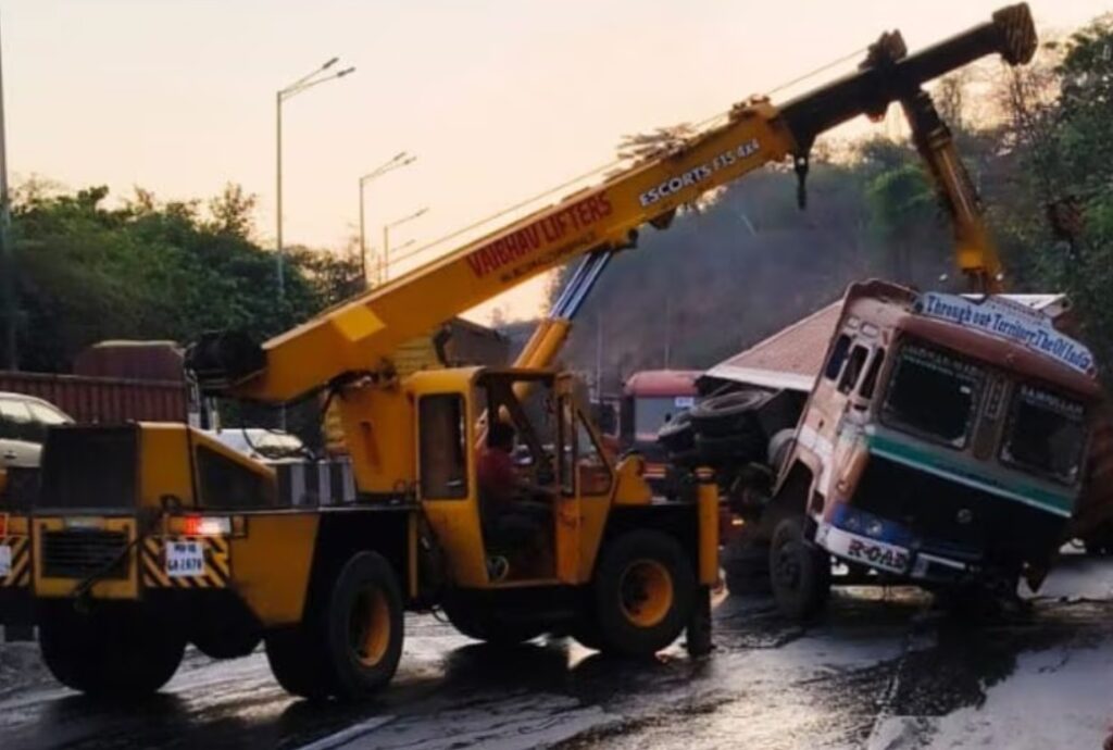 Fish-Laden Truck Overturns Near Amritanjan Bridge, Traffic Disrupted on Mumbai–Pune Expressway